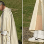 Papa Leone XIV indossa le Nike, sotto la veste sacra spuntano le sneakers: la foto virale