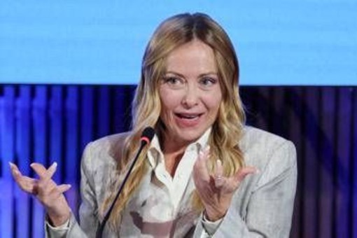 Manovra 2027, arrivano anche le targhe personalizzate. Meloni: "Ci si può sbizzarrire"
