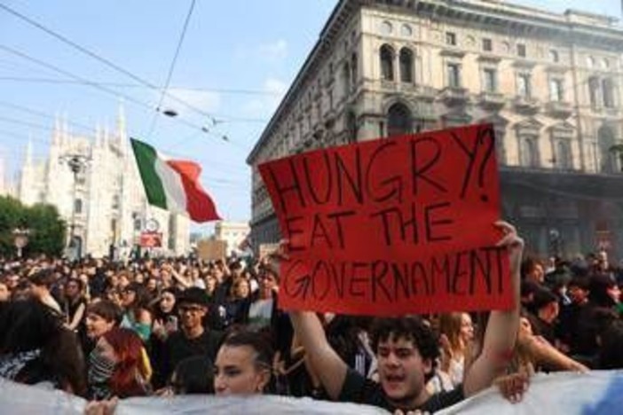 Milano, bottiglie e oggetti contro la polizia: corteo 'Italia in Piazza' spezzato in due