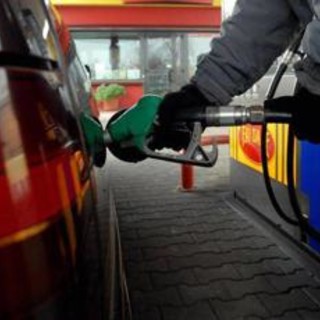 Caro carburanti, anche IP mette un tetto ai prezzi dopo Eni: sconto per 8.500 distributori Caro carburanti, anche IP mette un tetto ai prezzi dopo Eni: sconto per 8.500 distributori