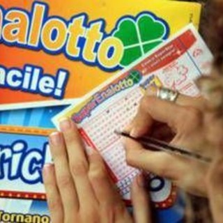Vince 223 milioni al Superenalotto, la moglie separata non ci sta: "Metà sono i miei"