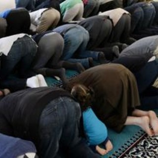 Islam, Lega prepara giro vite: da albo delle moschee a registro degli imam, arriva il reato di prediche radicali Islam, Lega prepara giro vite: da albo delle moschee a registro degli imam, arriva il reato di prediche radicali