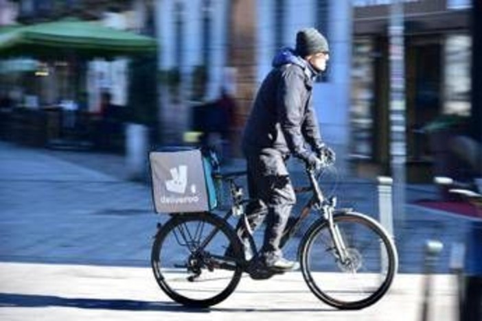 Rider, istruttoria Antitrust su Glovo e Deliveroo per info ingannevoli