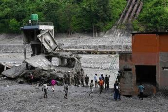 Nepal, cittadino cinese estratto vivo da un tunnel a 10 giorni dall'alluvione