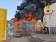 Catania, vasto incendio nella zona industriale: rischio esplosioni Catania, vasto incendio nella zona industriale: rischio esplosioni