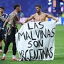 Argentina-Inghilterra, Lo Celso e Otamendi con striscione per Malvinas: rischio squalifica Argentina-Inghilterra, Lo Celso e Otamendi con striscione per Malvinas: rischio squalifica