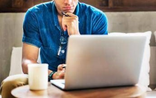 Più isolati con lo smart working, in uno studio l'impatto sul benessere mentale
