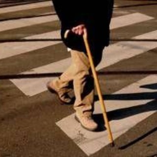 Il 20% degli over 65 cade almeno una volta l'anno, una scarpa intelligente può evitarlo