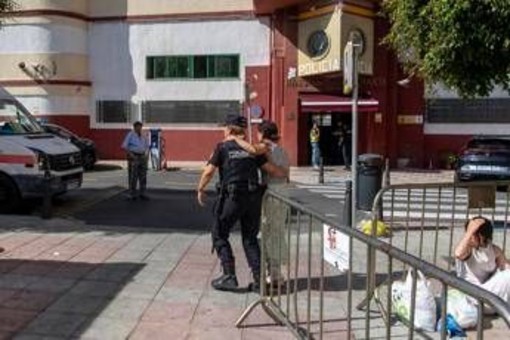 Ceuta, inviato Rai: "Fermati per ore, ci hanno sequestrato l'attrezzatura" Ceuta, inviato Rai: "Fermati per ore, ci hanno sequestrato l'attrezzatura"