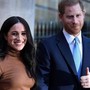 Harry e Meghan a luglio in Uk con i figli, offerta residenza reale alla coppia