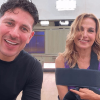 Ballando, Barbara D'Urso col tutore al braccio: "Io non mi arrendo" Ballando, Barbara D'Urso col tutore al braccio: "Io non mi arrendo"