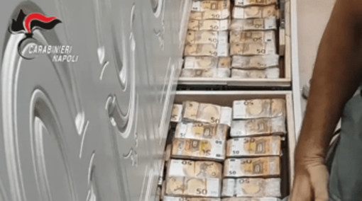 Blitz anticamorra a Napoli, nascosti nel muro Rolex e banconote per più di 3 milioni di euro: la scoperta Blitz anticamorra a Napoli, nascosti nel muro Rolex e banconote per più di 3 milioni di euro: la scoperta