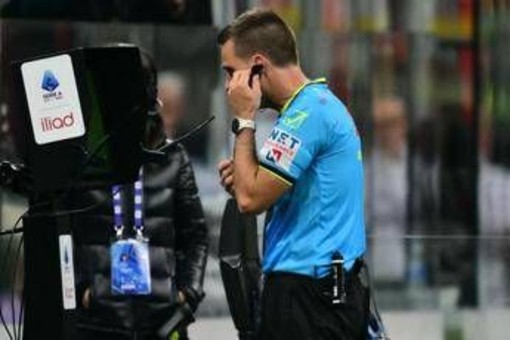 Pavlovic colpisce Simeone, arbitro assegna rigore: proteste in Milan-Torino