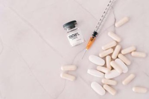 Fentanyl, la carica dei nuovi oppioidi sintetici: in Europa 7 new entry solo nel 2025