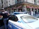 Milano, aggressione in strada e 20 coltellate a uno sconosciuto: bloccato dai clienti del bar Milano, aggressione in strada e 20 coltellate a uno sconosciuto: bloccato dai clienti del bar