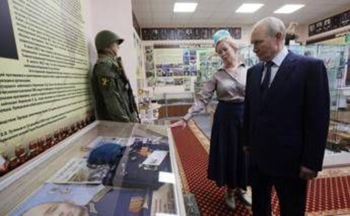 Russia, Putin visita per la prima volte le isole Curili: ferma protesta del Giappone Russia, Putin visita per la prima volte le isole Curili: ferma protesta del Giappone