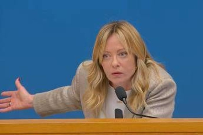 Meloni, domanda sulle tasse: "Quando pensate di farlo?". E lei risponde 'furiosa'