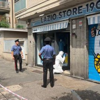 Spari contro vetrina Lazio Store a Ostia, indagini in corso Spari contro vetrina Lazio Store a Ostia, indagini in corso