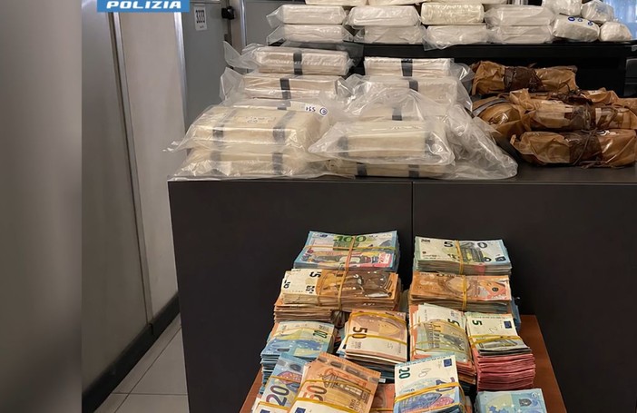 Maxi scambio tra tir e suv con sequestro di 30 Kg tra cocaina ed eroina, 2 arresti Maxi scambio tra tir e suv con sequestro di 30 Kg tra cocaina ed eroina, 2 arresti