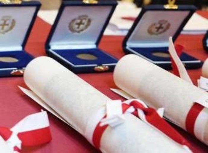 Ambrogini, cerimonia senza contestazioni: standing ovation per poliziotto ferito Ambrogini, cerimonia senza contestazioni: standing ovation per poliziotto ferito