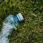 Comprano un terreno e costruiscono una casa... fatta di plastica