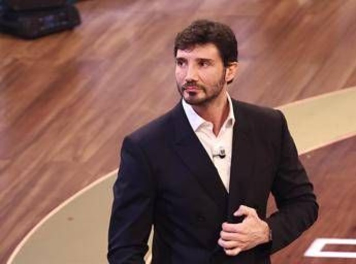 Sanremo, il passaggio di testimone per il 2027: l'investitura di Conti a De Martino oggi in diretta