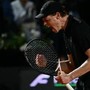 Sinner più forte della pioggia, Medvedev ko in tre set e due giorni: è finale a Roma