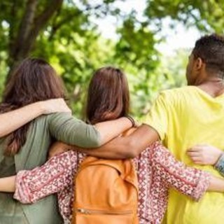 Mal di schiena nei giovani, ne soffre il 20%: errori da non fare, consigli e falsi miti Mal di schiena nei giovani, ne soffre il 20%: errori da non fare, consigli e falsi miti