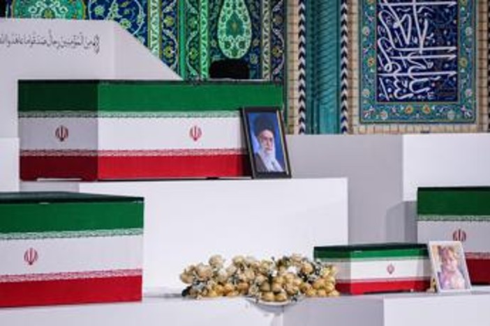 Iran, preghiera funebre per Khamenei: ci sono tre figli ma non Mojtaba
