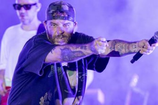 Salmo mostra una cicatrice sul viso: "Ho un cancro della pelle" Salmo mostra una cicatrice sul viso: "Ho un cancro della pelle"