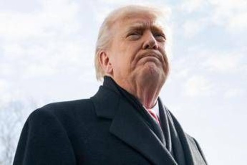 Iran, Trump alza il tiro e ora valuta attacco a Teheran: le possibili mosse del presidente Iran, Trump alza il tiro e ora valuta attacco a Teheran: le possibili mosse del presidente