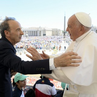 Alla Giornata Mondiale dei Bambini l’abbraccio di Benigni al Papa