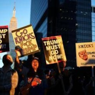 Trump fischiato al Madison Square Garden, i Knicks perdono la gara 3 Trump fischiato al Madison Square Garden, i Knicks perdono la gara 3