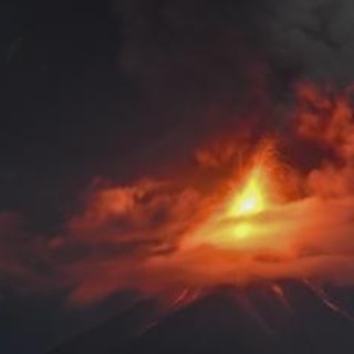 Paura in Guatemala, erutta il vulcano Fuego: allerta massima