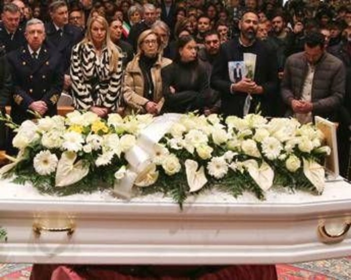 La Spezia, in migliaia ai funerali di Aba. Il vescovo: "Il dolore è di tutta la comunità" La Spezia, in migliaia ai funerali di Aba. Il vescovo: "Il dolore è di tutta la comunità"