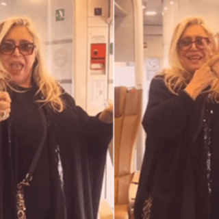 Mara Venier verso Sanremo, è polemica: "Vai con aereo privato coi nostri soldi". E lei replica