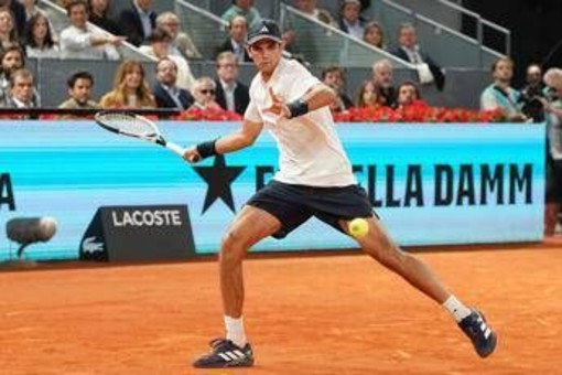Roland Garros, padre di Jodar litiga con spettatori: "Non vi sedete qui" Roland Garros, padre di Jodar litiga con spettatori: "Non vi sedete qui"