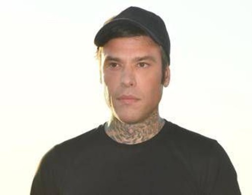 Fedez nei guai, la denuncia di due ragazzi: "Presi a pugni da un suo bodyguard per un selfie"