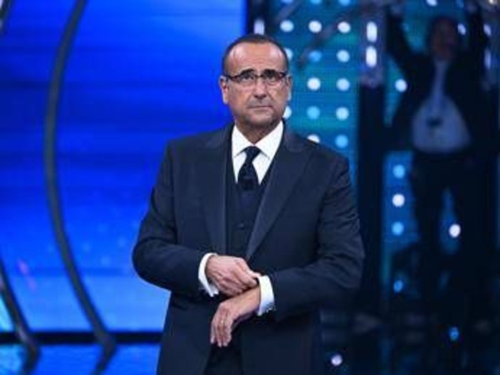 Carlo Conti a Verissimo, pronto per Sanremo 2026: cantanti, canzoni e duetti