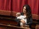 Legge elettorale, Barzotti in aula con il figlia piccola per seguire Conte Legge elettorale, Barzotti in aula con il figlia piccola per seguire Conte