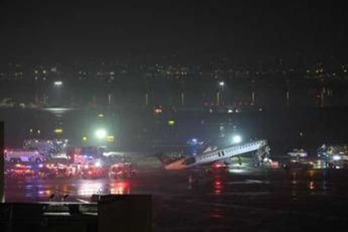 Incidente all'aeroporto LaGuardia di New York, aereo in fase di atterraggio si scontra con un veicolo: morti pilota e copilota