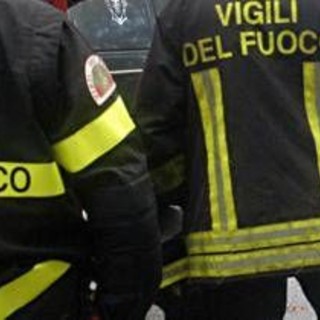 Bari, esplosione e incendio in edificio ad Adelfia: 5 squadre dei vigili del fuoco in azione Bari, esplosione e incendio in edificio ad Adelfia: 5 squadre dei vigili del fuoco in azione
