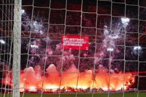 Fumogeni e fuochi d'artificio in campo, sospesa e rinviata Ajax-Groningen Fumogeni e fuochi d'artificio in campo, sospesa e rinviata Ajax-Groningen