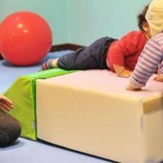 Schiaffi, minacce e umiliazioni a bimbi: sospesa educatrice asilo nido