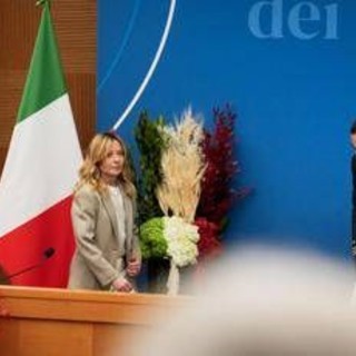 Giacca beige e chioma 'beachwaves', il look di Meloni in conferenza stampa