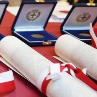 Ambrogini, cerimonia senza contestazioni: standing ovation per poliziotto ferito