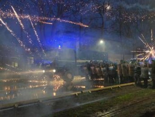 Scontri Askatasuna, tre persone arrestate: una ha aggredito il poliziotto Scontri Askatasuna, tre persone arrestate: una ha aggredito il poliziotto