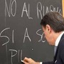 Conte a scuola, il messaggio contro il riarmo: c'è un errore alla lavagna Conte a scuola, il messaggio contro il riarmo: c'è un errore alla lavagna