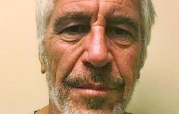 Epstein, pubblicati i file: c'è anche Clinton in piscina