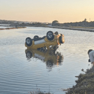 Auto si ribalta e si inabissa in un canale a Formentera: carabinieri in vacanza salvano 30enne che stava per annegare